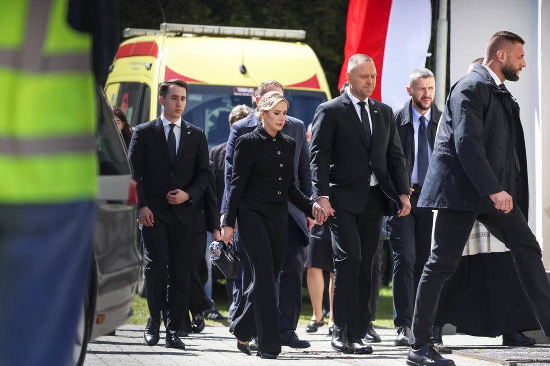 Karol Nawrocki z żoną na pogrzebie Łukasza Litewki, fot. AKPA