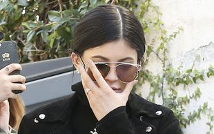 Dlaczego Kylie Jenner pozuje z dłonią przy ustach?