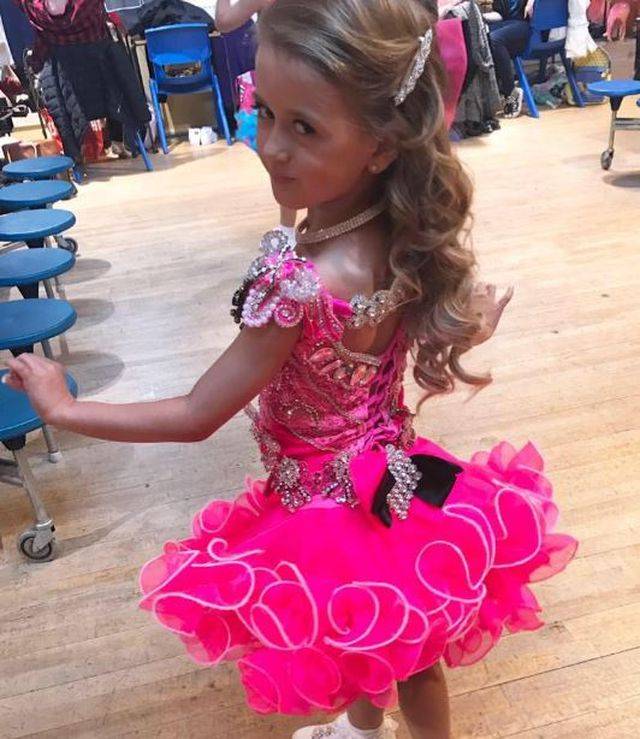 Matka upodabnia  7-letnią córkę do żywej Barbie. Zobaczcie, CO z niej zrobiła