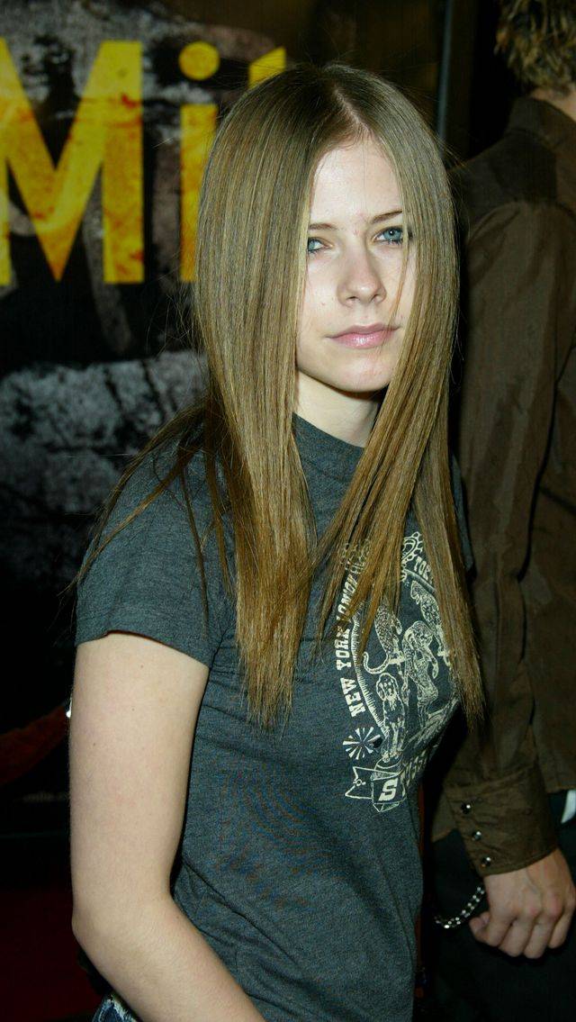Skoro Avril Lavigne ZABIŁA SIĘ w 2003, to kim jest TA dziewczyna?