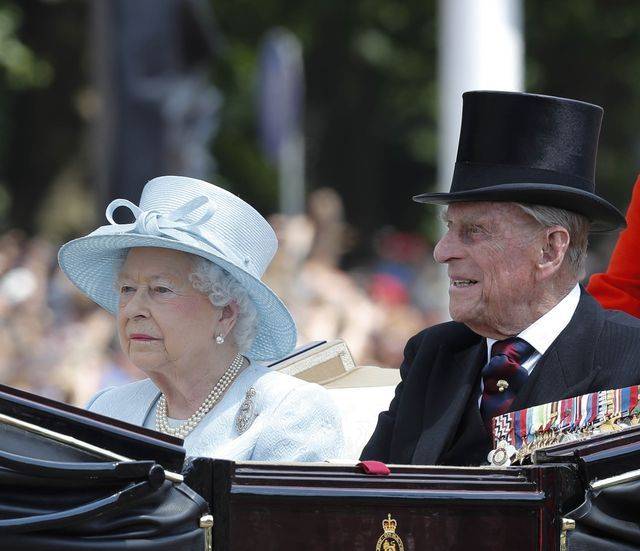 Tych zwykłych rzeczy NIE WOLNO robić w obecności królowej