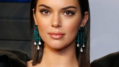 Kendall Jenner w NIEZWYKŁEJ sukience na Vanity Fair Oscar Party (ZDJĘCIA)