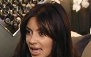 Kim Kardashian oglądała w lustrze swoją waginę (VIDEO)