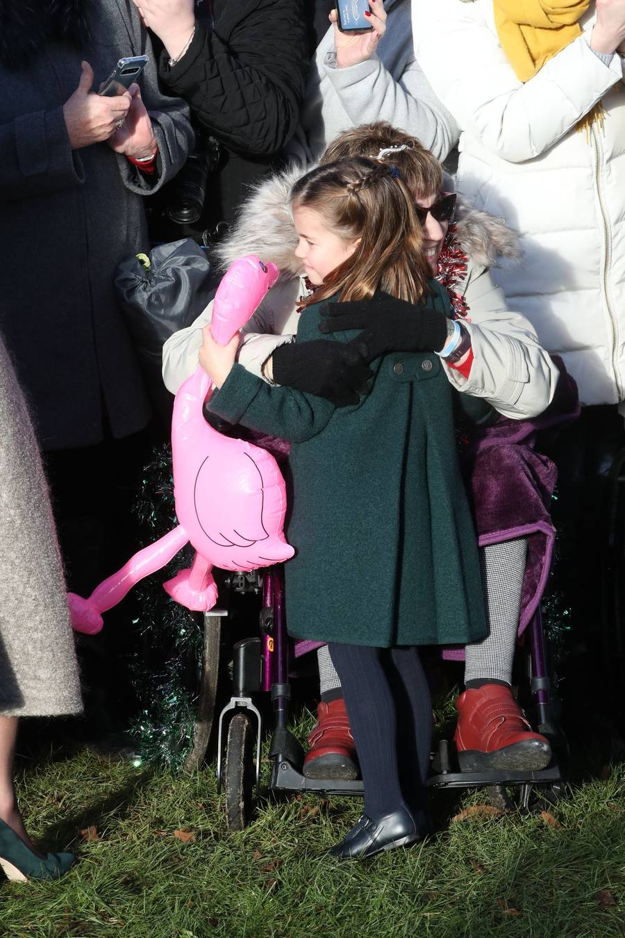 Charlotte w zielonym płaszczyku i elegancki George po raz pierwszy z rodzicami w kościele na Boże Narodzenie (ZDJĘCIA)