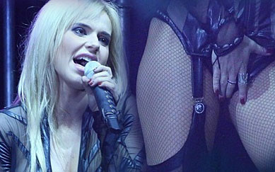 Doda głaszcze się po kroczu (FOTO)