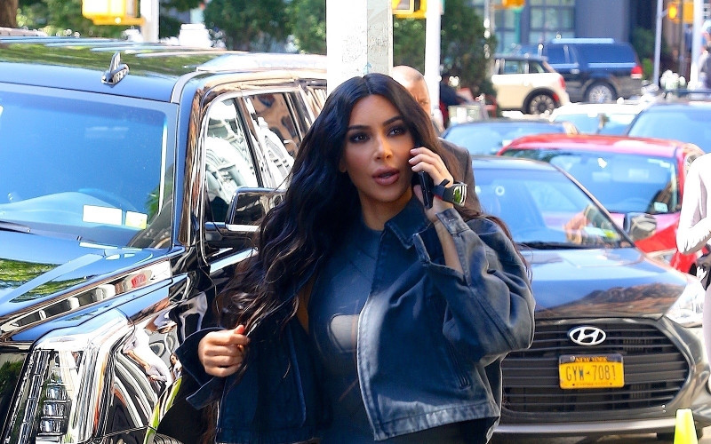 Kim oszalała? Założyła strój nurka i wyszła na ulicę!