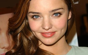 Miranda Kerr pokazuje ciążowy biust (FOTO)