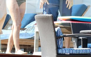 Jim Carrey z ładną brunetką na plaży (FOTO)