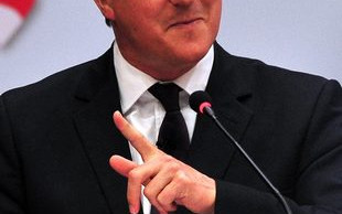 David Cameron wkładający pe**sa do… odciętego łba świni?!