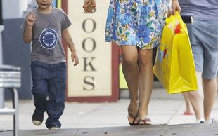 Natalie Portman przyłapana na zakupach bez stanika (FOTO)