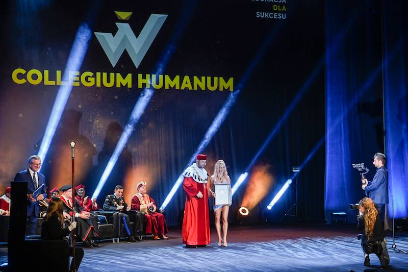 Doda zjawiła się na zakończeniu roku akademickiego. Co tam robiła?!