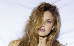 Bar Refaeli i kusząca bielizna = coś miłego dla oka (FOTO)