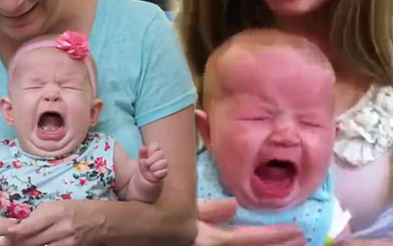 SZOK! Zrobiłabyś to swojemu dziecku?! Te kobiety nie widzą w tym nic złego!