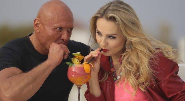 Małgorzata Socha w teledysku Sławomira “Aneta”