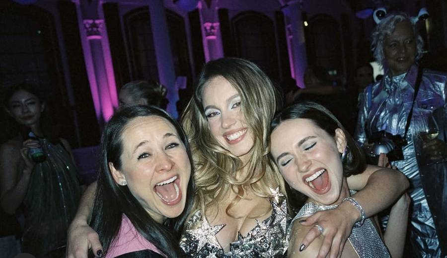 Sydney Sweeney z przytupem świętuje 28. urodziny! Gwiazdorska obsada, tłumy gości i kosmiczne kostiumy