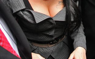 Silikony Amy Winehouse przeciekają!