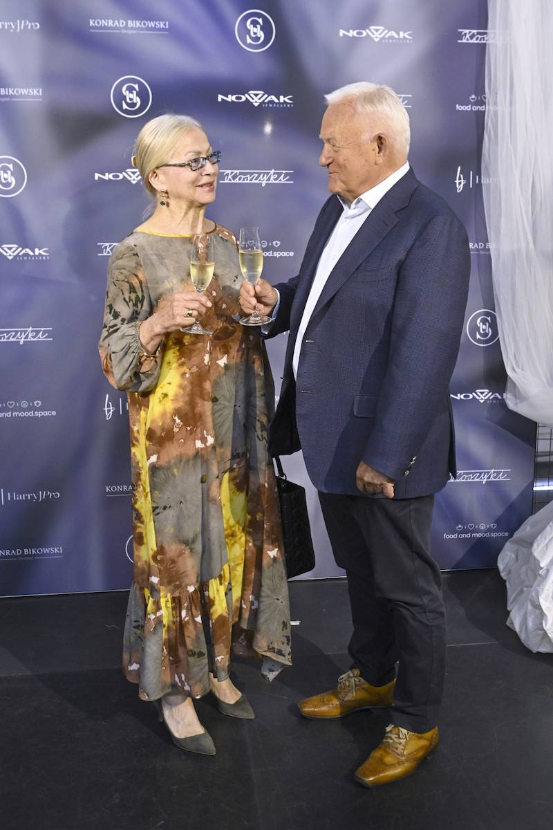 Monika Miller zorganizowała swój wernisaż zdjęć. Na wydarzeniu dziadkowie….