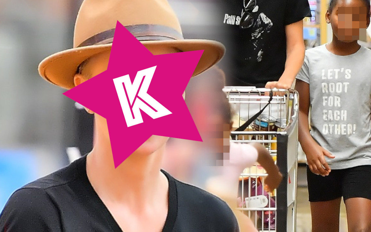 Charlize Theron na zakupach w HIPERMARKECIE. Wyglądała tak zwyczajnie…