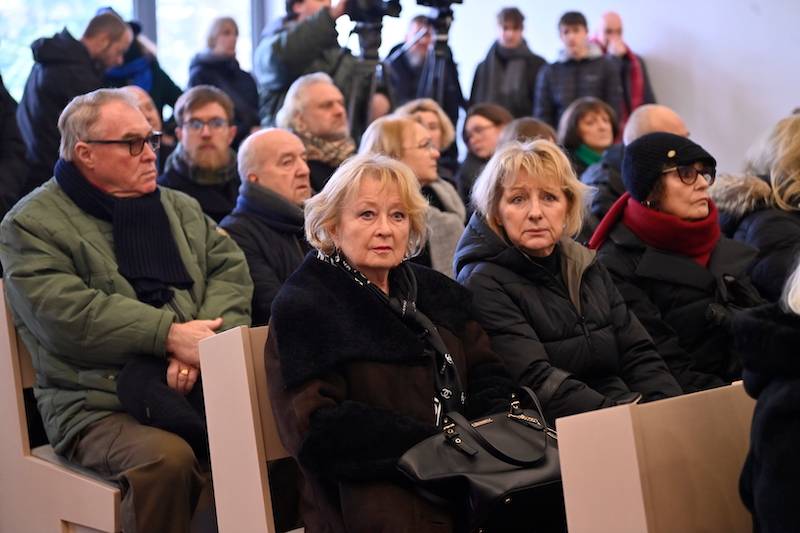 Pogrzeb Janusza Majewskiego. Przyjaciele żegnają: Marek Kondrat, Sonia i Maja Bohosiewicz, Paweł Deląg…