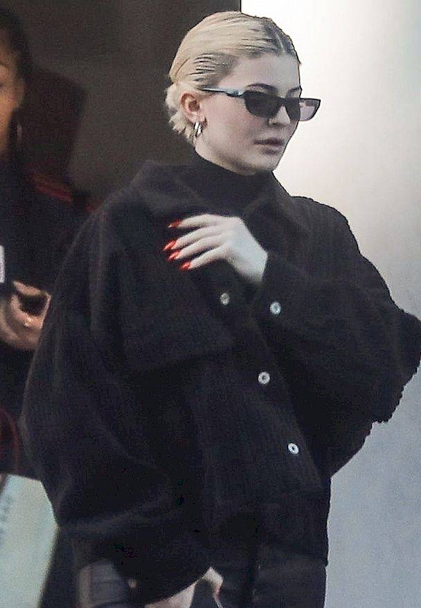 Tak KOSZMARNEJ fryzury Kylie Jenner nie miała jeszcze NIGDY (ZDJĘCIA)