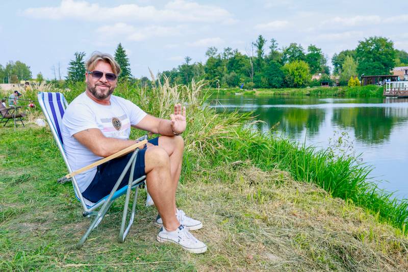 Festiwal wędkarski gwiazd. Jacek Rozenek z ukochaną, dawno niewidziany ksiądz z Plebanii