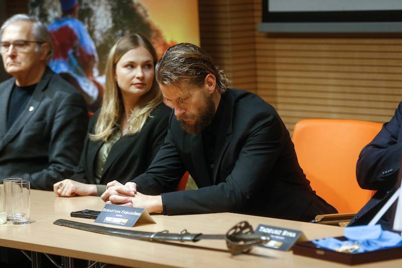 Konferencja filmu “Powstaniec 1863”. Piękna ukochana Piotra Adamczyka, coraz chudszy Fabijański, Olbrychski…