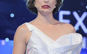 Dziwne miny Milli Jovovich (FOTO)