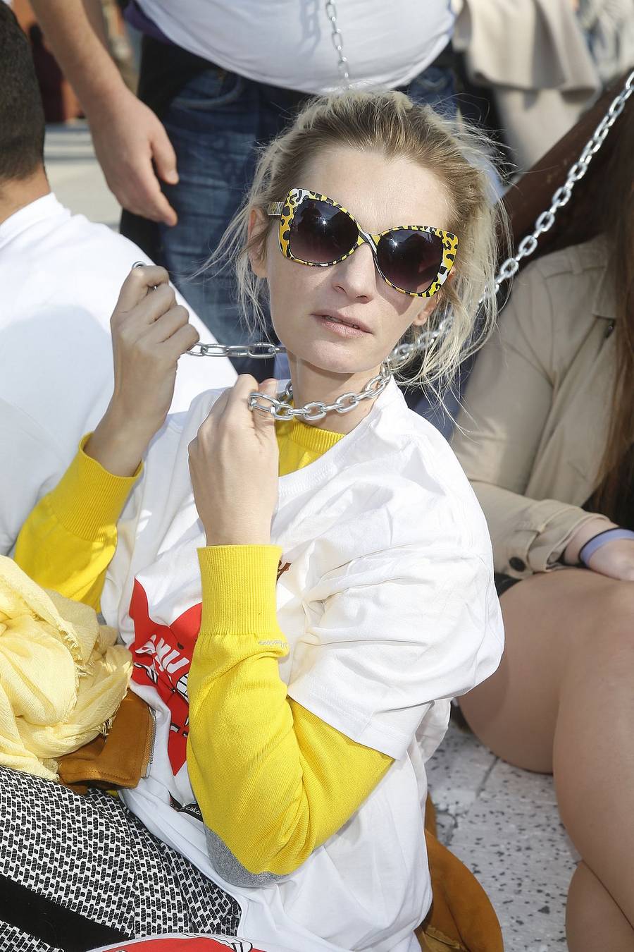 Gwiazdy PRZYKUWAJĄ się łańcuchami do psiej budy (ZDJĘCIA)