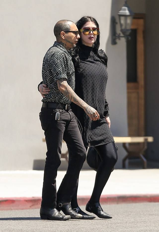 Kat von D z mężem. Widać już ciążowy brzuszek!