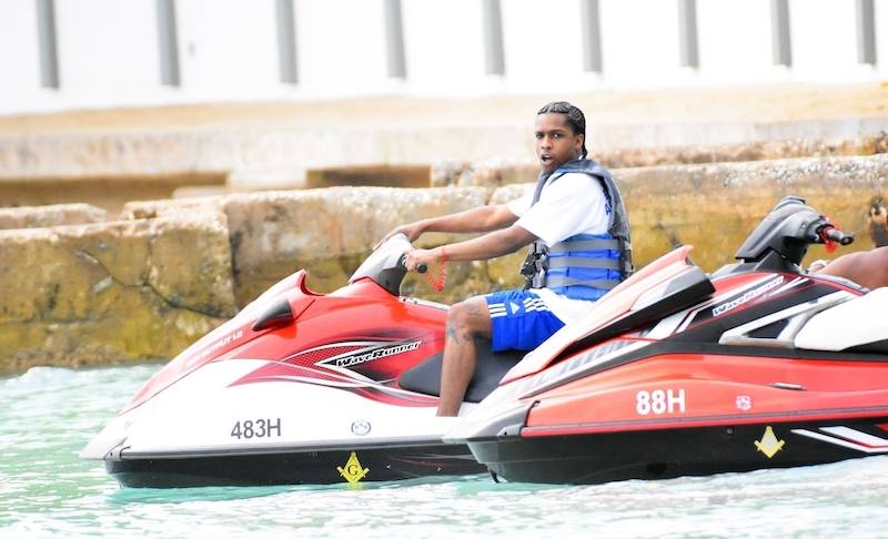 Rihanna i ASAP Rocky na chwilę PRZED aresztowaniem i PO wyjściu z aresztu (ZDJĘCIA)