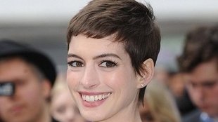 Anne Hathaway przyćmiona przez Peaches Geldof (FOTO)