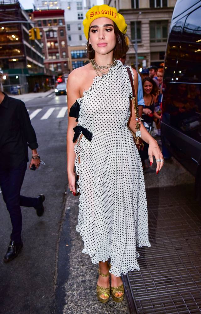 TAK niewiele dzieliło ją od wpadki! Dua Lipa bez majtek w rozciętej sukience