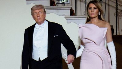 Melania Trump wyszarpuje mężowi rękę na spotkaniu z królem Karolem III. Nagranie hitem sieci