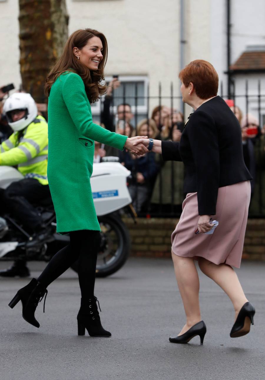 Księżna Kate w zielonej sukience i botkach na obcasie