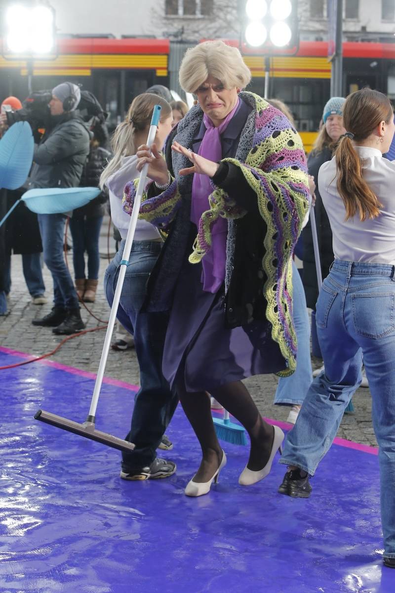 Gwiazdy w deszczu pod studiem “DDTVN”! Julia Wieniawa z odkrytym brzuchem, Małgorzata Foremniak, Mateusz Glen z mopem (FOTO)