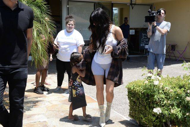 Kim Kardashian w seksownych botkach i koszuli Kanye