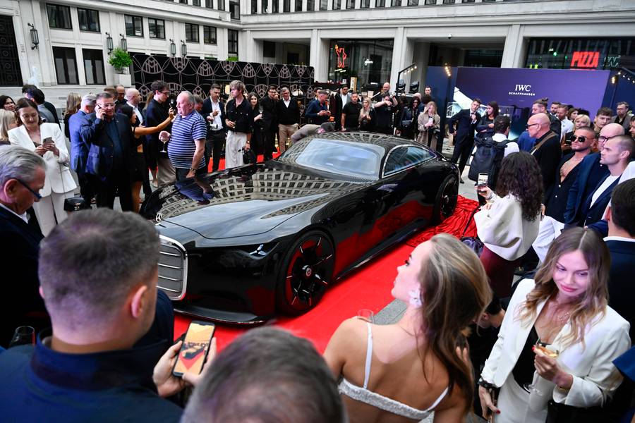 Krzysztof Stanowski w idealnie skrojonym garniturze na otwarciu salonu Mercedesa. Klasa sama w sobie