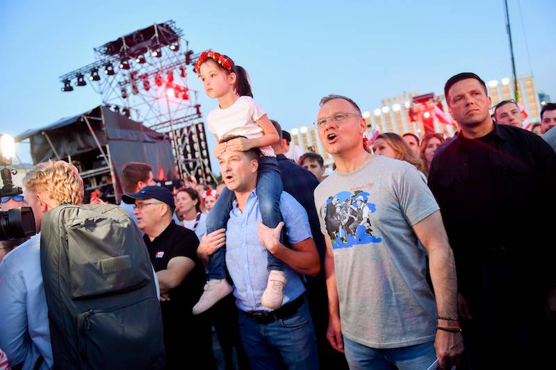 W takim wydaniu Andrzej Dudy jeszcze nie widzieliśmy. Zdjął GARNITUR, a założył….