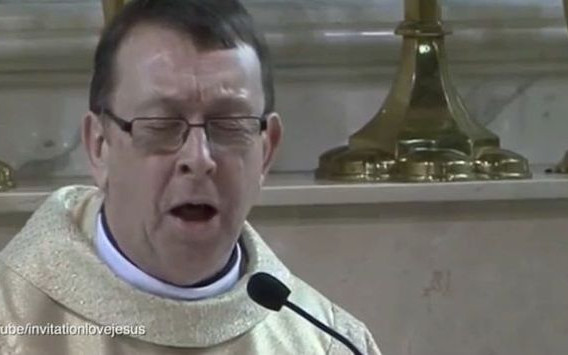 Śpiewający ksiądz Ray Kelly nie wszystkim się spodobał
