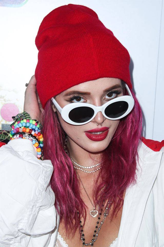 Krzykliwa stylizacja Belli Thorne