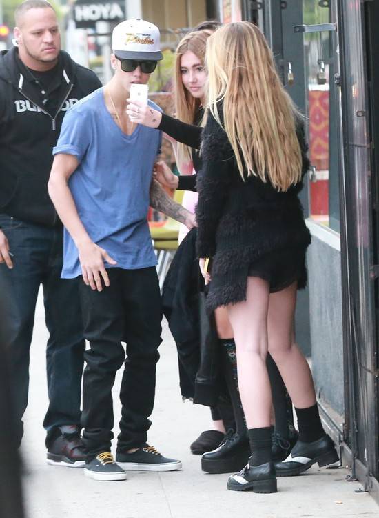 Justin Bieber nosi za luźne spodnie