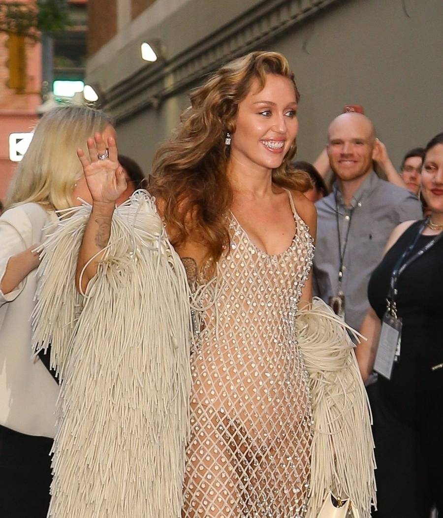 Miley Cyrus pokazała się w wystrzałowej stylizacji! Gwiazda Disneya ma co świętować! (FOTO)