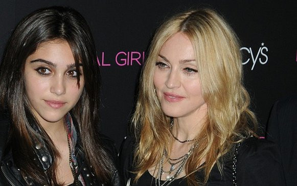 To już trend! Teraz córka Madonny świeci nagimi sutkami na czerwonym dywanie