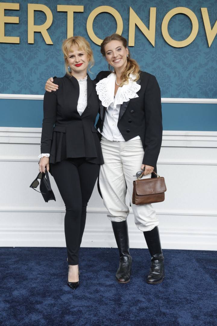 Wysyp celebrytów na polskiej premierze “Bridgertonów”: Marcin Hakiel z Dominiką, Marta Żmuda Trzebiatowska, Edyta Herbuś, Natalia Przybysz..