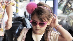 Suri Cruise wie, jak ozdobić złamaną rękę (FOTO)