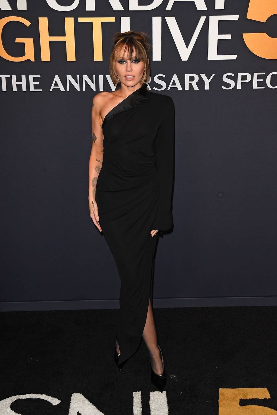 50. rocznica Saturday Night Live. Lady Gaga z partnerem, Emma Stone z popkornem w kieszeniach, Kim Kardashian… (FOTO)