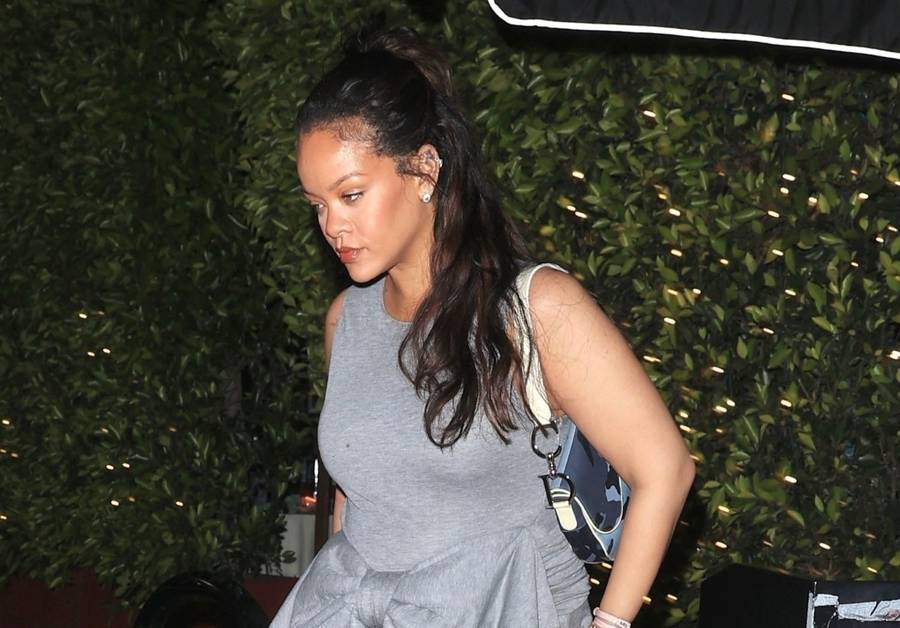 Rihanna ukrywa ciążowe krągłości pod wielką kokardą. Tylko spójrzcie jak promienieje! (FOTO)