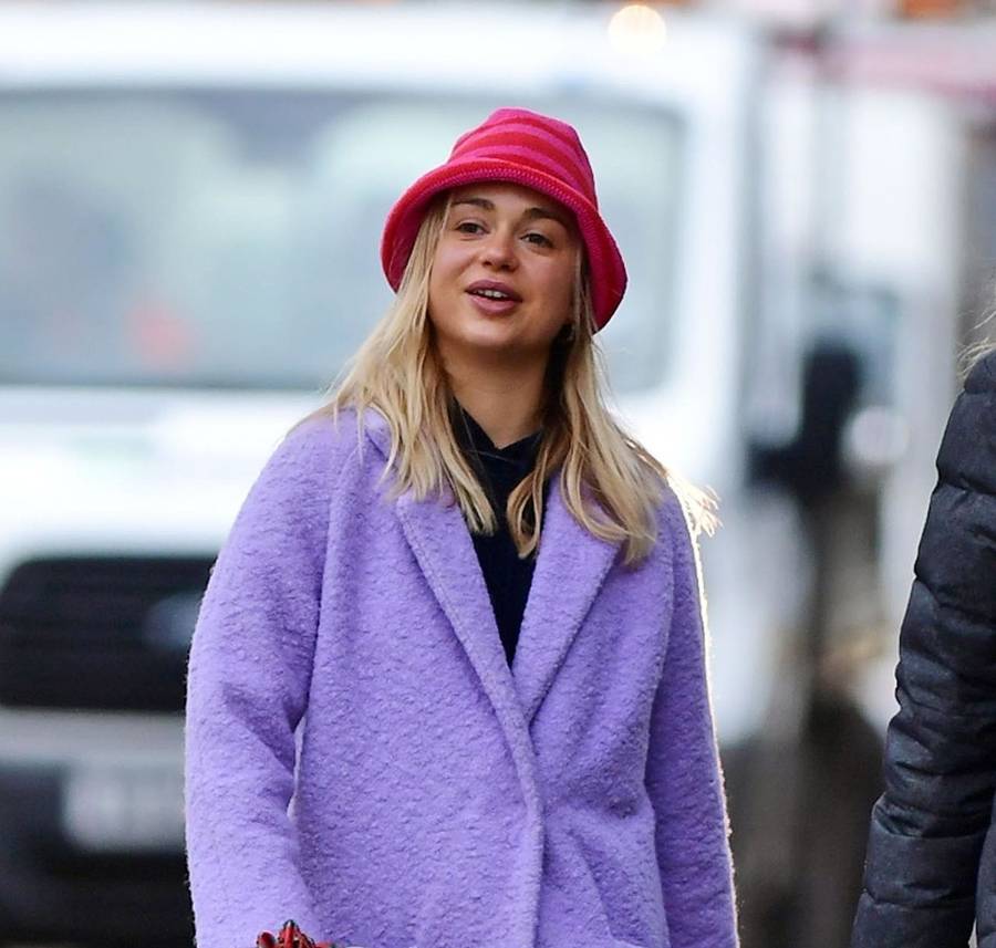 Amelia Windsor w fioletowym płaszczu