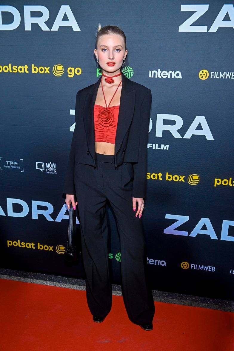 Premiera filmu “Zadra”. Miszczak i Cieślak pozują razem do zdjęć, a obok nich Wenedzikowska z nową fryzurą