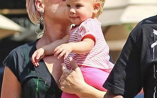 Pink karmi córkę piersią (FOTO)